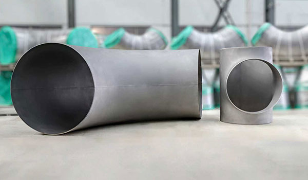 Wat zijn de verschillen tussen gesmede en gegoten 90 graden draadellebogen?